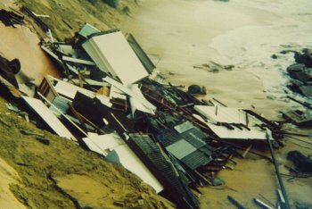 Wamberal Beach, NSW in 1978, three houses fall into sea, Photo by Andrew SHort